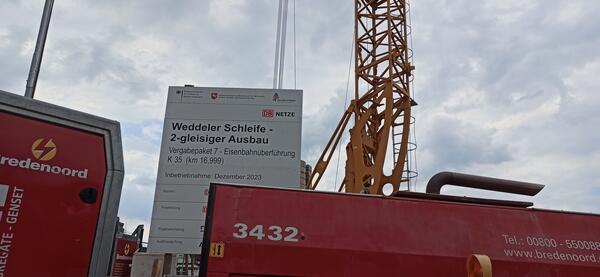 Bild vergr&ouml;&szlig;ern: Foto (Gemeinde Lehre): Die Baustellenschilder der Bahn in Klein Brunsrode.