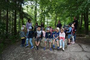 Bild vergr&ouml;&szlig;ern: Foto: (© Kita Mühlennest) Die Spatzengruppe der Kita Mühlennest besuchte dank Unterstützung von Feuerwehr, VfL und Eltern den Geopark Königslutter.