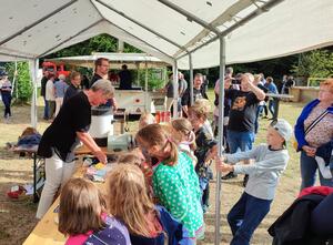 Bild vergr&ouml;&szlig;ern: Foto: ( © Gemeinde Lehre) Das Sommerfest in Essehof war für Klein und Groß ein toller Tag