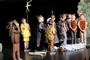Bild vergr&ouml;&szlig;ern: Foto: ( © Kita Fechtdorf) Nach langer Corona-Pause: Theateraufführung im Wolfsburger Scharoun Theater der Kinder der Kita Flechtorf war ein voller Erfolg