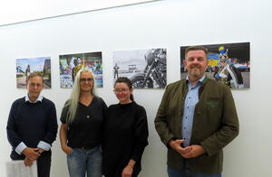 Bild vergr&ouml;&szlig;ern: Bild (© Gemeinde Lehre): AG-Sprecher Klaus Kämpfe-Burghardt, Fotografin Yvonne Salzmann, Projektleiterin Julia Eschment und Gemeindebürgermeister Andreas Busch (v.l.) bei der Eröffnung der Ausstellung EinTRACHTEN in Lehre.