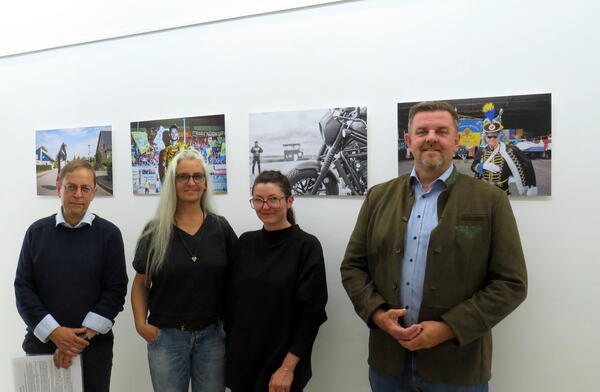 Bild vergr&ouml;&szlig;ern: Bild (© Gemeinde Lehre): AG-Sprecher Klaus Kämpfe-Burghardt, Fotografin Yvonne Salzmann, Projektleiterin Julia Eschment und Gemeindebürgermeister Andreas Busch (v.l.) bei der Eröffnung der Ausstellung EinTRACHTEN in Lehre.