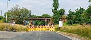 Bild vergr&ouml;&szlig;ern: Foto (Archiv Gemeinde Lehre): Der Bereich der Bahnbrücke in Klein Brunsrode wird wieder voll gesperrt.