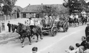 Bild vergr&ouml;&szlig;ern: Der geschmückte Mädchenwagen beim Fahnenjagen in Essenrode um 1955