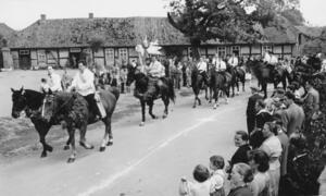 Bild vergr&ouml;&szlig;ern: Die Reiter beim Fahnenjagen in Essenrode um 1955