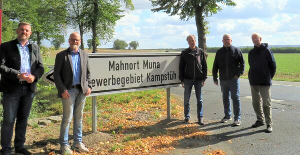 Bild vergr&ouml;&szlig;ern: Foto (Archiv): Die neuen Schilder am Mahnort Muna.